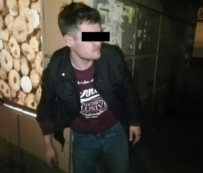 Фото Пьяный житель Челябинска с «розочкой» накинулся на вооруженных бойцов ЧОПа