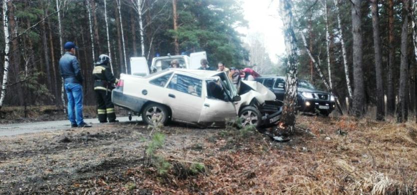 Фото На дороге в Каштак автомобилистка врезалась в дерево