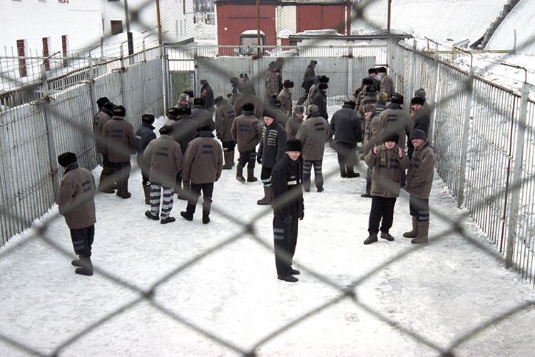 Фото В ЕКПТ «однерки» Копейска осужденные порезали себе руки