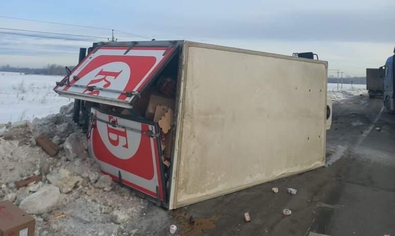 Фото В Копейске на трассе пострадал пассажир легковушки и перевернулся грузовик с продуктами