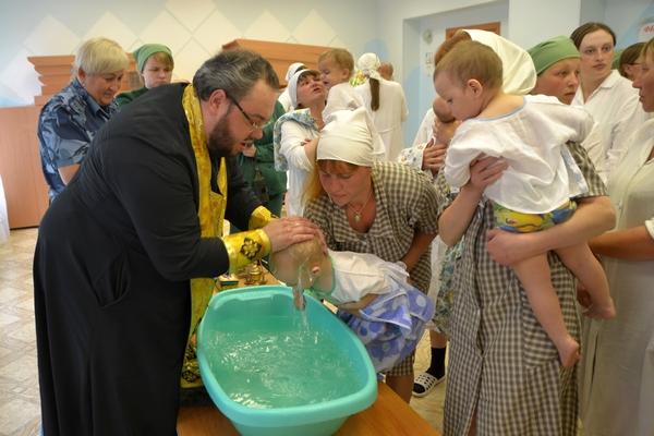 Фото В Доме ребенка при челябинской женской колонии прошел обряд крещения.