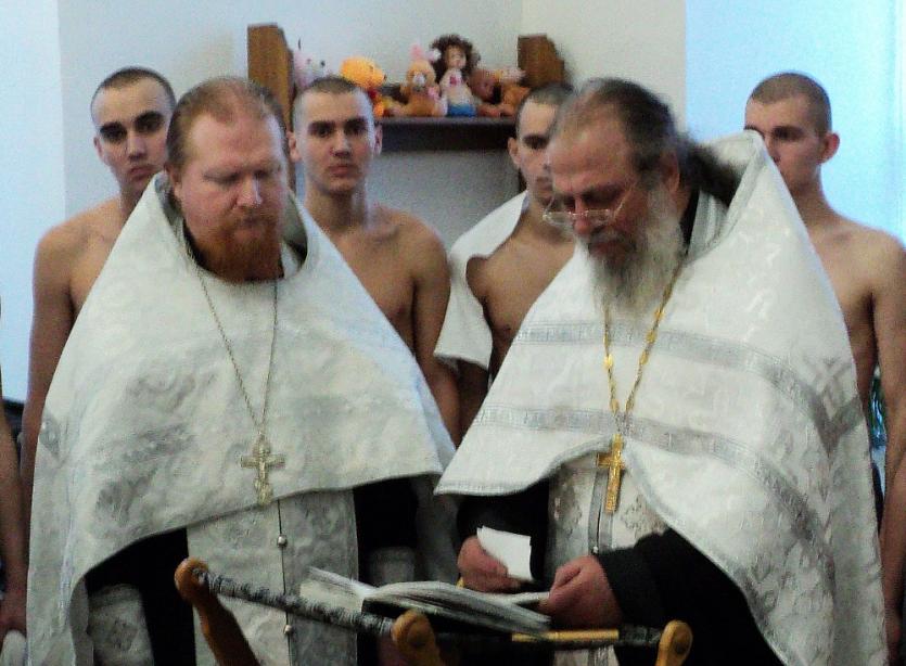 Фото В Свято-Троицком кафедральном соборе Екатеринбурга  прошло массовое крещение военнослужащих ЦВО