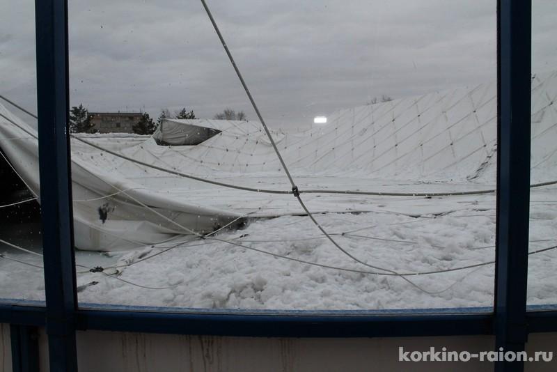 Фото Обвалившуюся крышу ФОКа в Коркинском районе обещают починить к новогодним праздникам