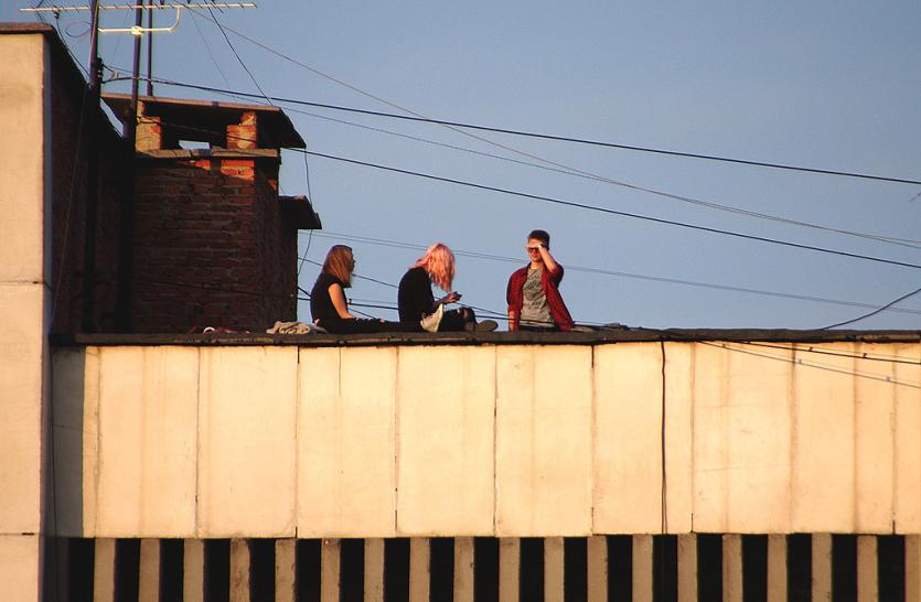 Фото В Миассе дети залезли на крышу девятиэтажки по принуждению старших товарищей 