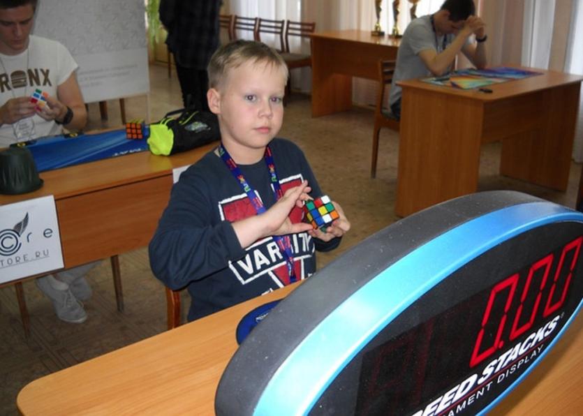Фото В Челябинске будут собирать кубик Рубика ногами и с завязанными глазами