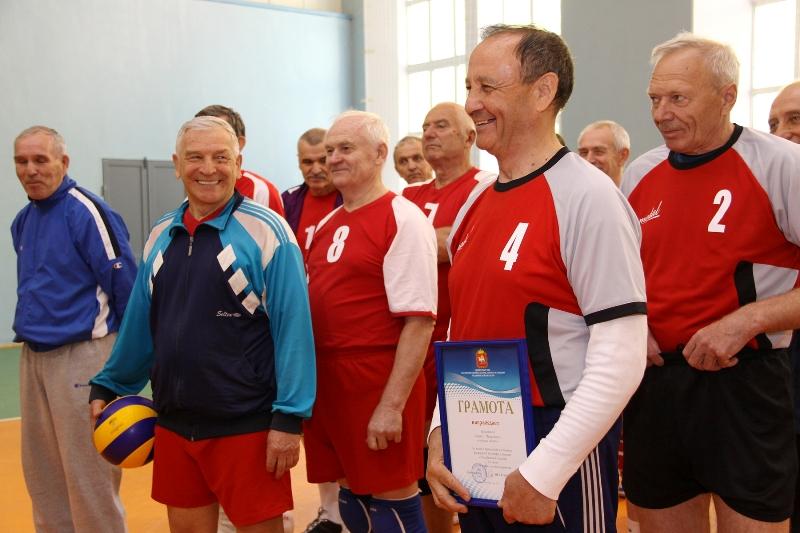 Фото Челябинские ветераны волейбола стали чемпионами первого кубка Победы