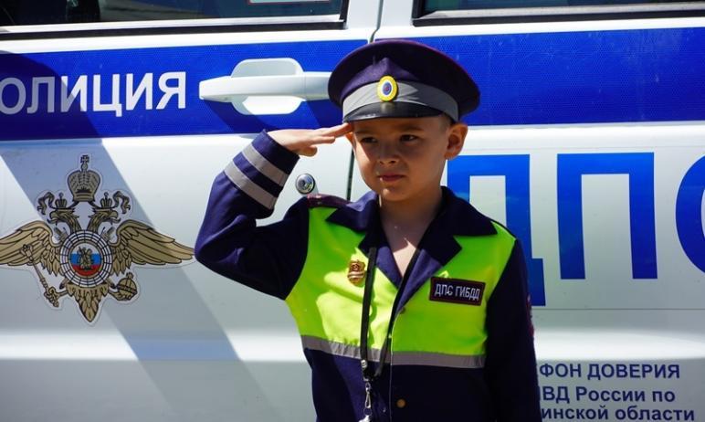 Фото Полицейские Снежинска помогли пятилетнему мальчику стать сотрудником ГИБДД