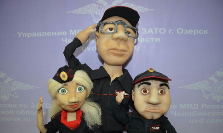 Фото В полиции Озерска стало доброй традицией дарить коллегам на дни рождения портретные куклы