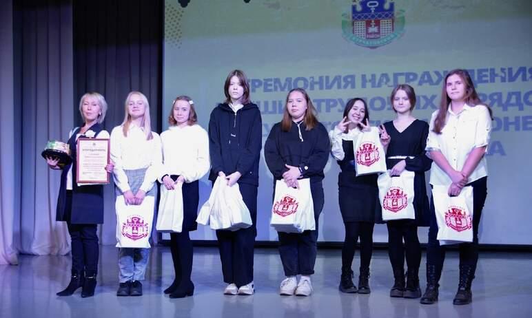 Фото Администрация Курчатовского района Челябинска поблагодарила трудовые отряды подростков за помощь в благоустройстве