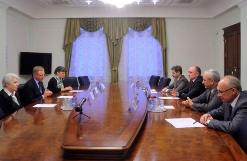 Фото Ливанов - Дубровскому: В школы возвращается итоговое сочинение