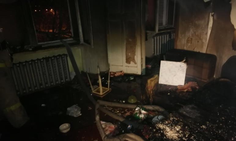 Фото В Челябинске сотрудники МЧС спасли женщину из горящей квартиры
