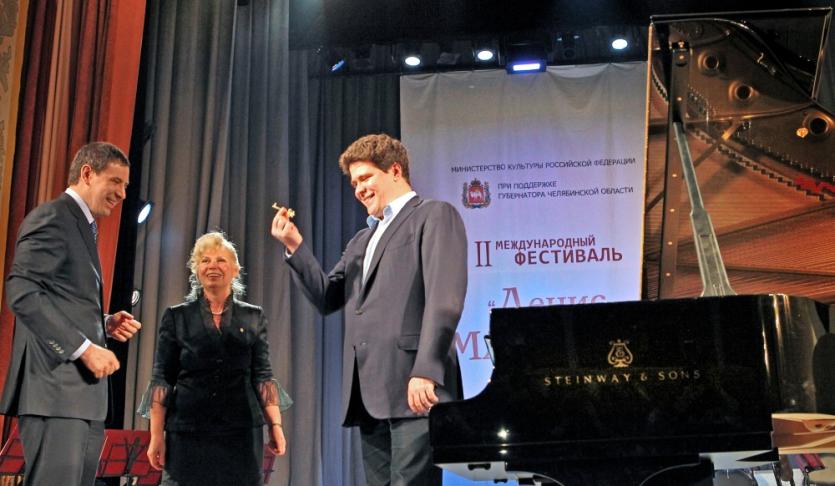 Фото Ключ от нового рояля для концертного зала в Челябинске передан в надежные руки