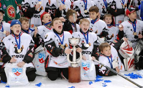 Фото В первых матчах турнира детских хоккейных команд КХЛ «Кубок Газпром нефти» определились лидеры групп