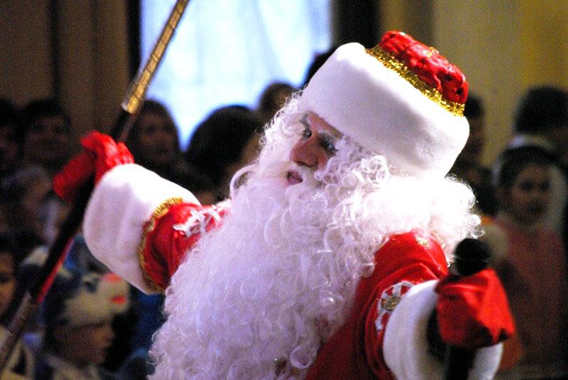 Фото Ветераны сцены Челябинска пели для Деда Мороза