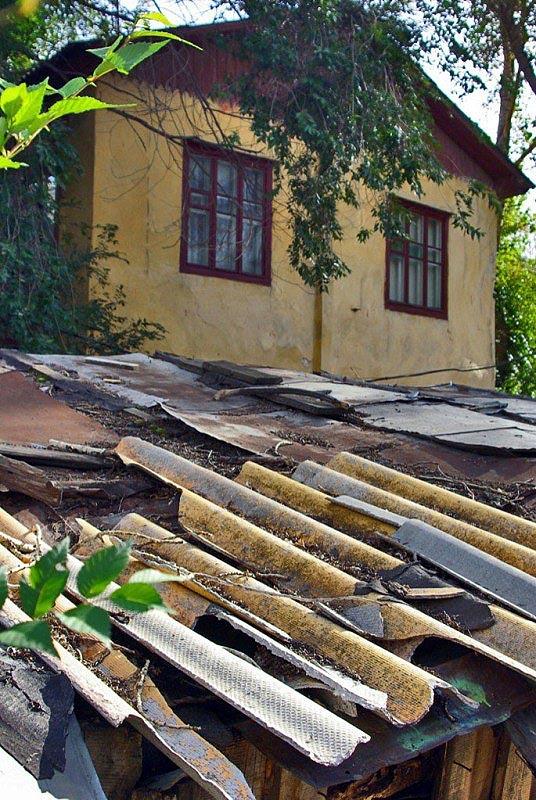 Фото Челябинские власти разбираются с рухнувшим потолком в бараке
