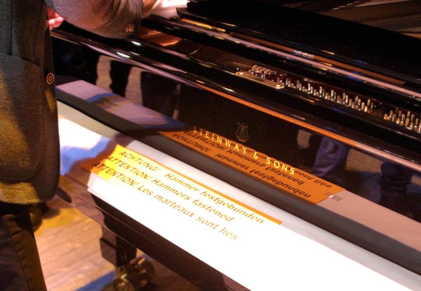 Фото Новый Steinway занял свое место на сцене Челябинской филармонии