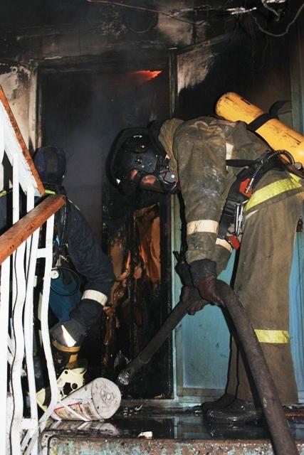 Фото В Челябинске едва не сгорел подъезд жилого дома. Из здания было эвакуировано 18 человек