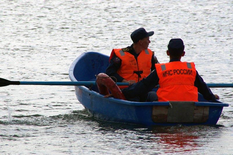 Фото В Озерске спасатели извлекли из воды утопленника