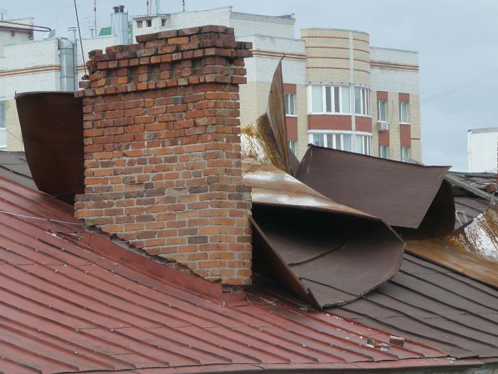Фото В Чесменском районе шквалистый ветер сорвал с жилых домов крыши