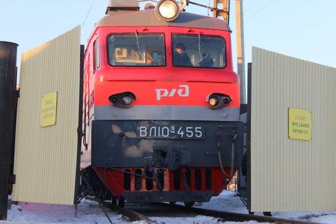 Фото В Челябинске на переезде электровоз угодил в иномарку. ФОТО
