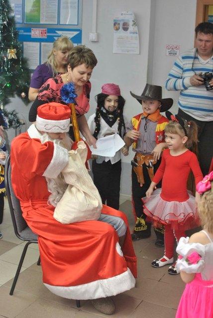 Фото Более тысячи воспитанников детских домов получили новогодние подарки от Челиндбанка
