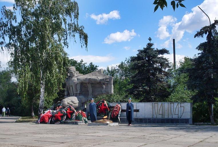 Фото В сквере "Память"  Троицка предприниматель вырыл котлован