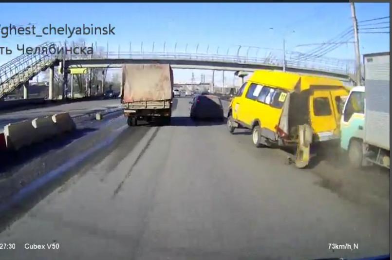 Фото На видео попало, как в Челябинске развалилась маршрутка