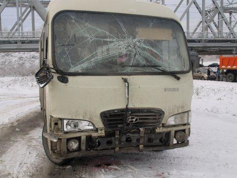 Фото В Челябинске маршрутка с пассажирами угодила в опору железнодорожного моста 