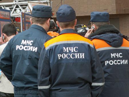 Фото Кыштымские спасатели помогли медикам попасть в квартиру к больной
