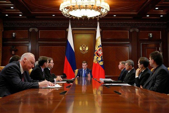 Фото Медведев предлагает обсудить вопрос кастрации педофилов