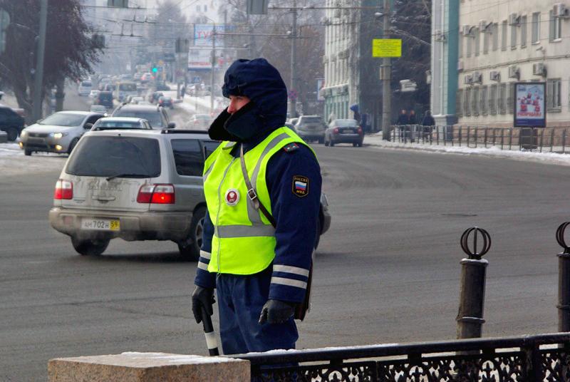 Фото В центре Челябинска столкнулись маршрутка и внедорожник: пострадали двое