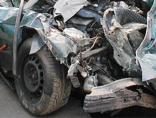 Фото В Троицке водитель и пассажир вылетели в одну дверь, двигатель нашли в 20-ти метрах
