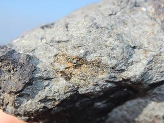 Фото Со дна озера Чебаркуль поднят осколок метеорита размером с кулак