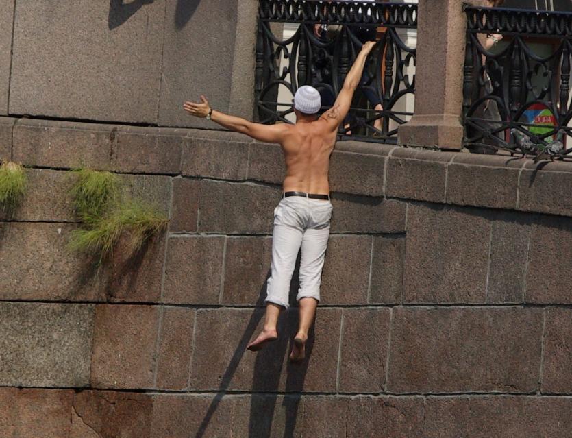 Фото Челябинские спасатели сняли с балкона «прыгуна»