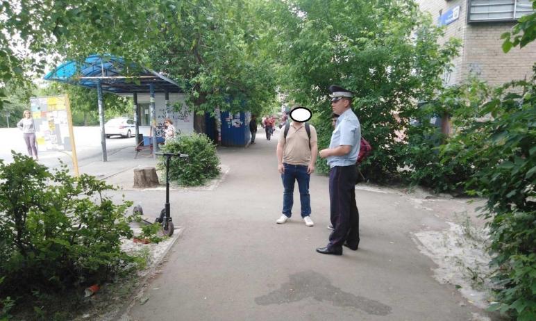 Фото В Челябинске мужчина на электросамокате сбил женщину на тротуаре