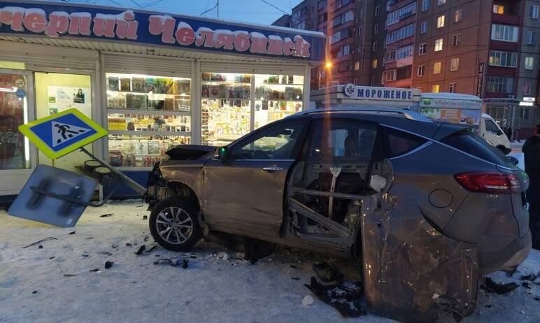 Фото В Челябинске попавший в ДТП автомобиль вынесло на остановку: есть жертвы