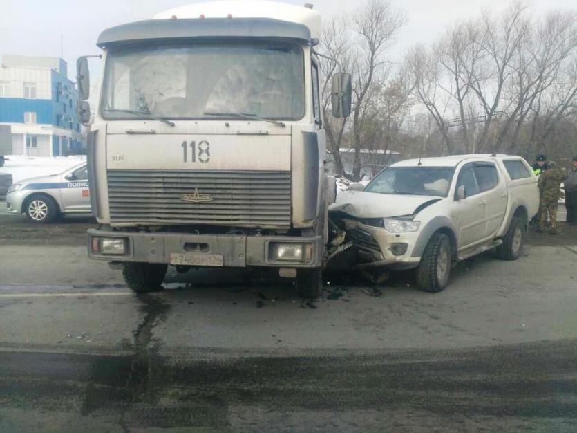 Фото В Челябинске «МАЗ» налетел на «Мицубиси», пострадали двое