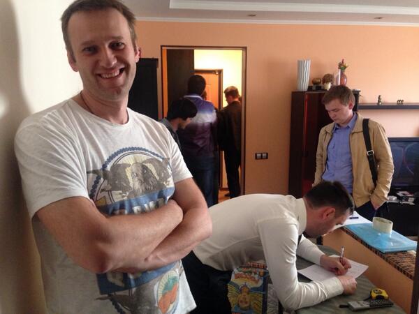 Фото Следственный комитет РФ пришел к Навальному с обыском