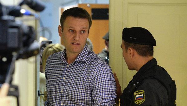 Фото Алексей Навальный приговорен к пяти годам колонии и штрафу в полмиллиона