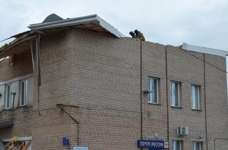 Фото В Магнитогорске восстанавливают крышу «Почты России»