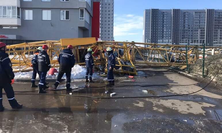 Фото В Челябинске крановщик погиб после падения башенного крана