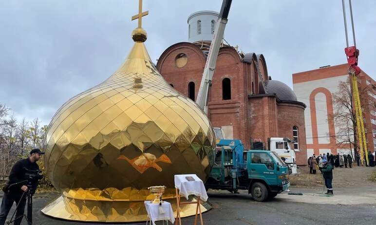 Фото В Златоусте освятили купол для строящегося храма
