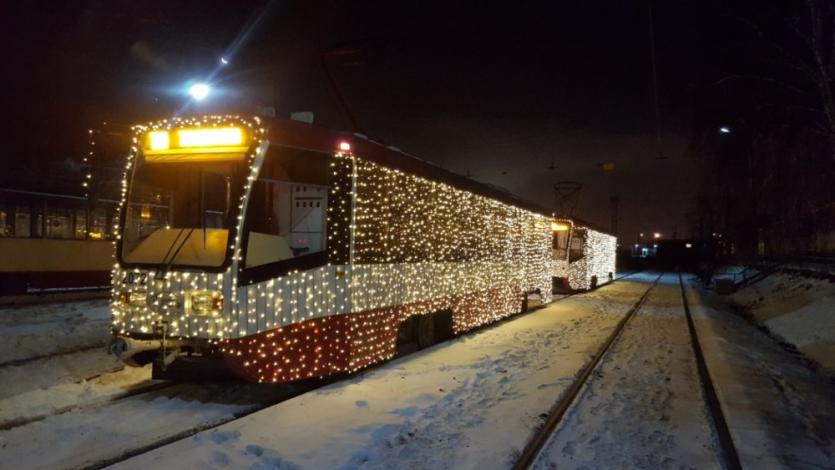 Фото В Челябинске появились искрящиеся трамваи и троллейбусы
