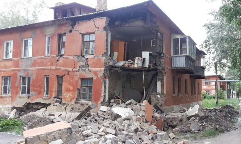 Фото В Челябинске обрушилась стена двухэтажного дома