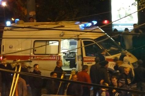 Фото В Челябинске на перекрестке столкнулись три авто: пострадали трое