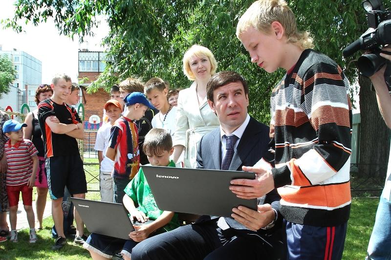Фото Воспитанникам челябинского детского дома подарили первые ноутбуки