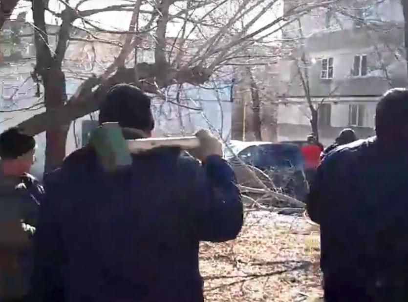 Фото В челябинском дворе развернулись «боевые» действия между застройщиком и местными жителями