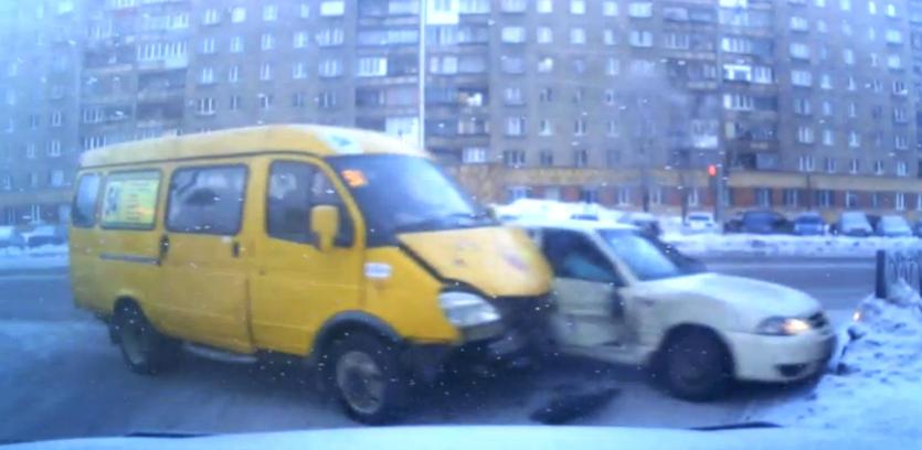 Фото Видео столкновения маршрутки и иномарки в Магнитогорске попало в сеть