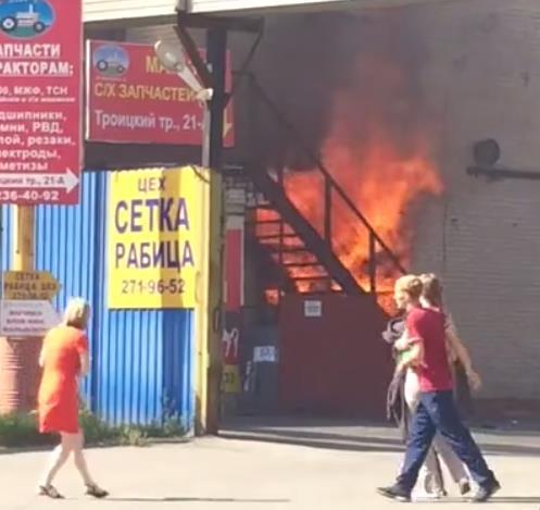 Фото В МЧС не подтверждают взрыв газового баллона на пожаре в магазине стройматериалов на Троицком тракте