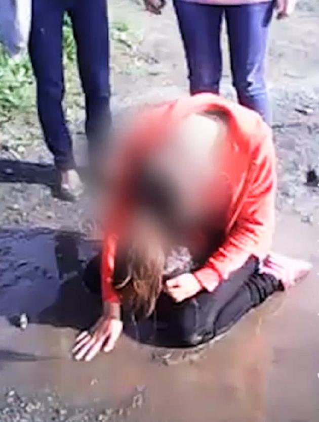 Фото В Коркино подростки-отморозки поставили девочку на колени и заставили пить из лужи! Видео издевательств дегенераты выложили  в соцсети